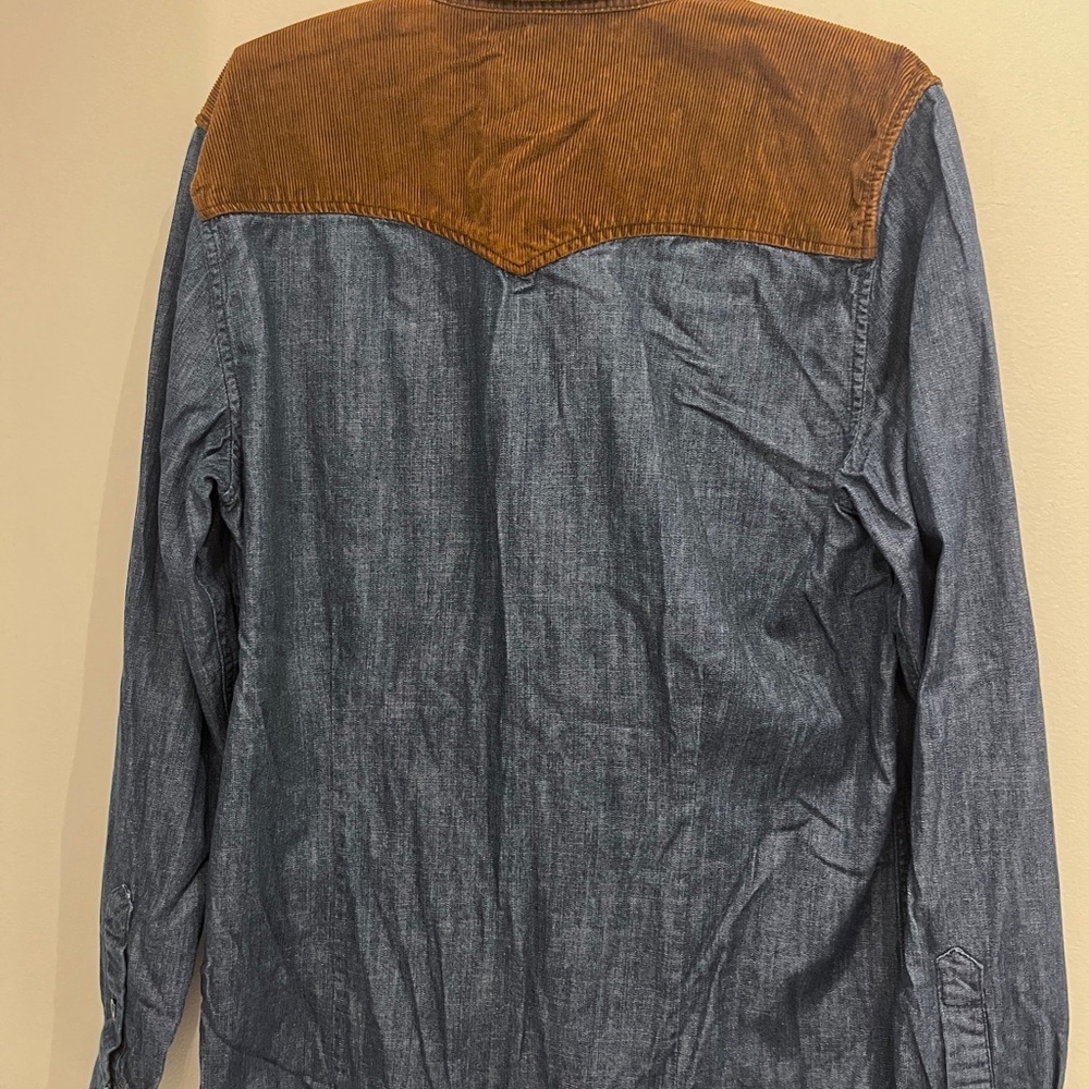 Button Denim Shirt
Western Brown corduroy Long SleeveShoulder patches medium - Picture 5 of 7